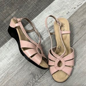 🌸Soft Style Hush Puppues Pink Strap Sandles